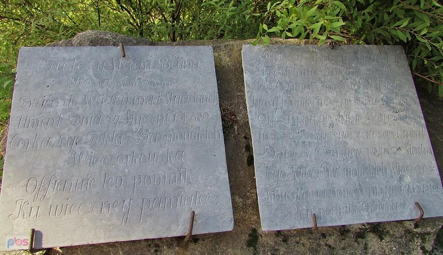 Tablice epitafijne Prażmowskich przed kościołem w Lewinie