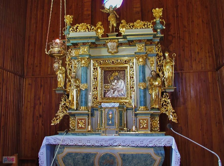 Ołtarz główny kościoła w Lewinie