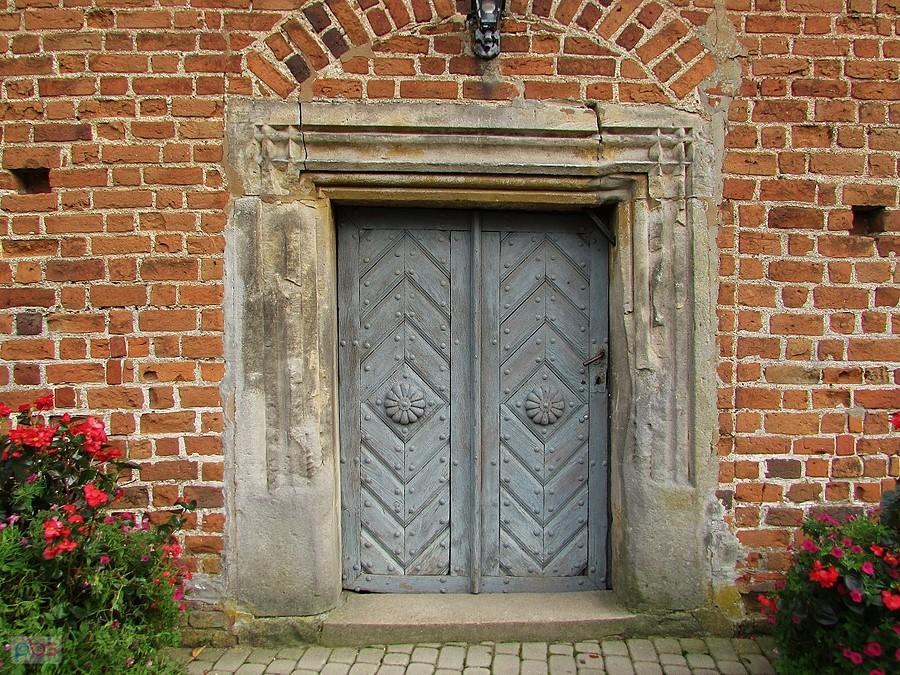 Sierzchowy - wejście do kościoła obramowane jest gotyckim portykiem