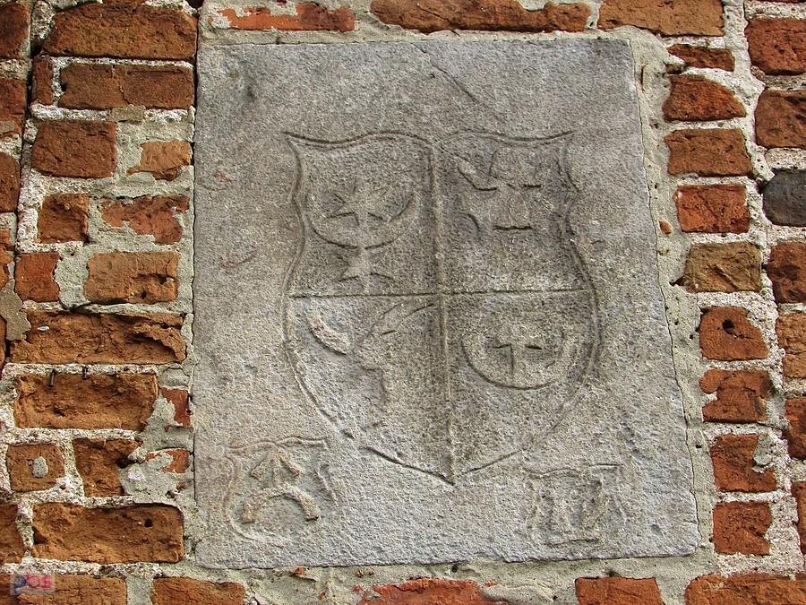 Sierzchowy - płyta fundacyjna z kartuszem herbowym wmurowana nad wejściem do kościoła