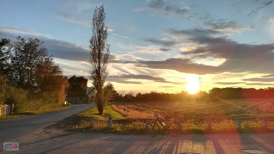 Bikefoto z klimatycznym jesiennym słońcem