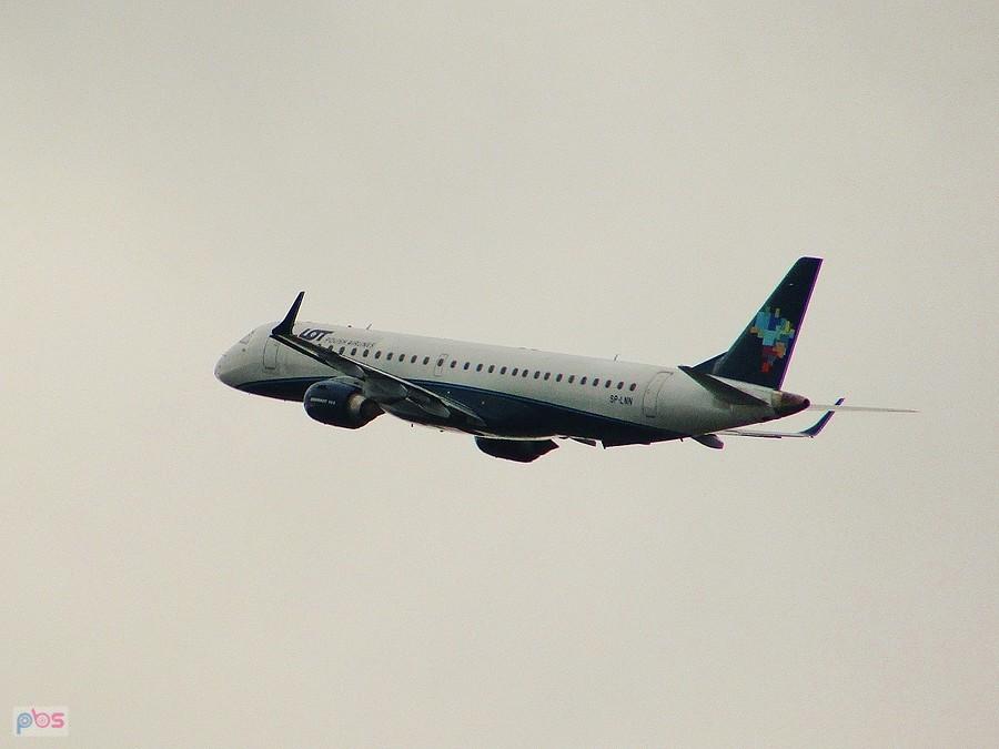 Embraer LOT-u w barwach polsko - brazylyjskich