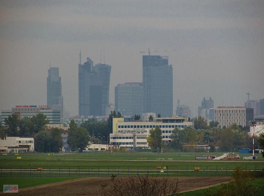 Za lotniskiem roztacza się panorama na biurowce przy rondzie Daszyńskiego