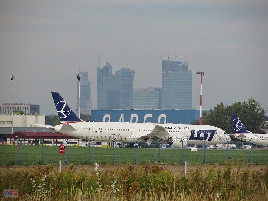 Dreamliner przy Terminalu Cargo