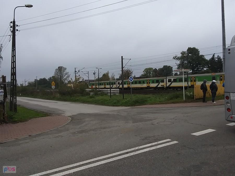 W oczekiwaniu na przejazd pociągu