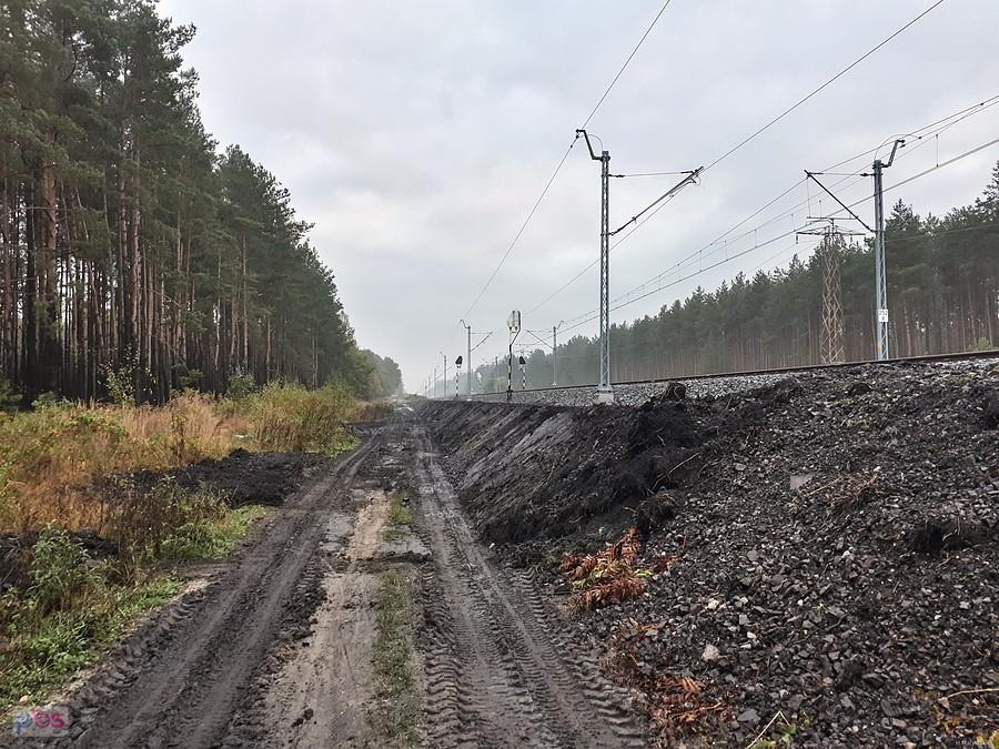 Droga wzdłuż torów linii D29-1 W Żarkach Letnisku - mocno rozjeżdżona przez maszyny modernizujące linię kolejową