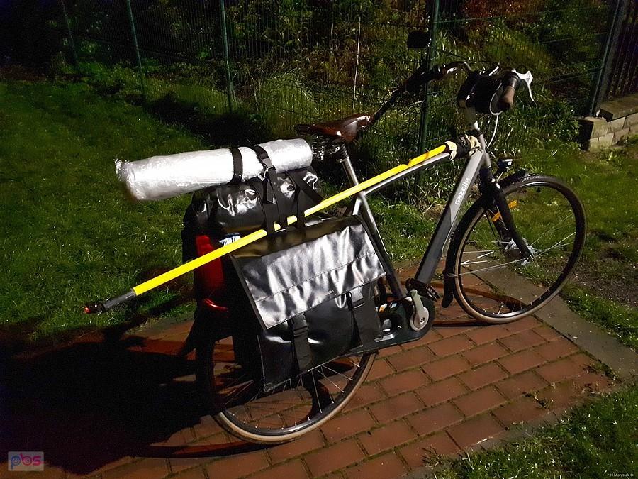Transportowo - m.in kij do wałka malarskiego (na jego końcu dodatkowa czerwona lampka), ekran zagrzejnikowy, ale i tak sporo brakuje do efektu rowerów w Indiach :)