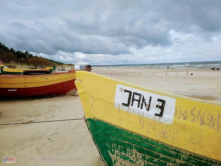 Kolorowe łodzie na plaży