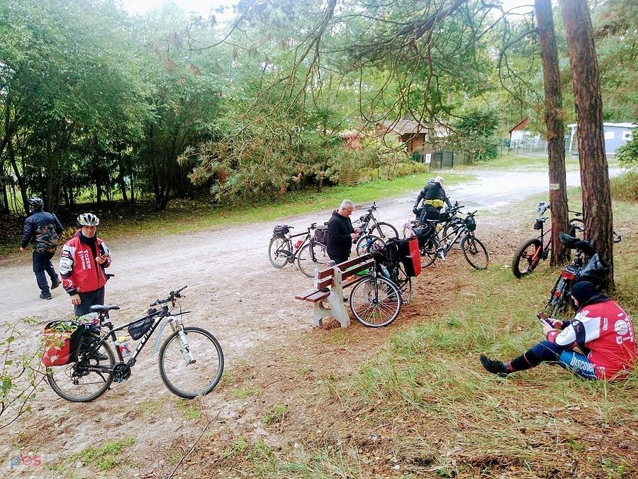 Grupa rowerzystów odpoczywa podczas postoju