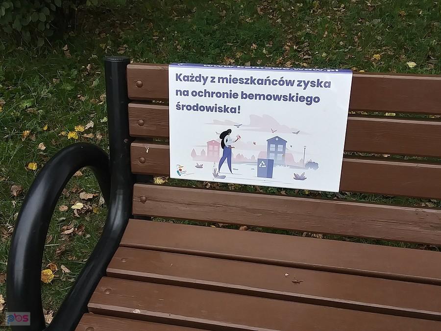 Na ławeczkach w bemowskich parkach pojawiły się takie kartki...
