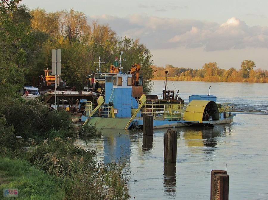 Niewielki port nad Wisłą w Wilczkowicach Górnych