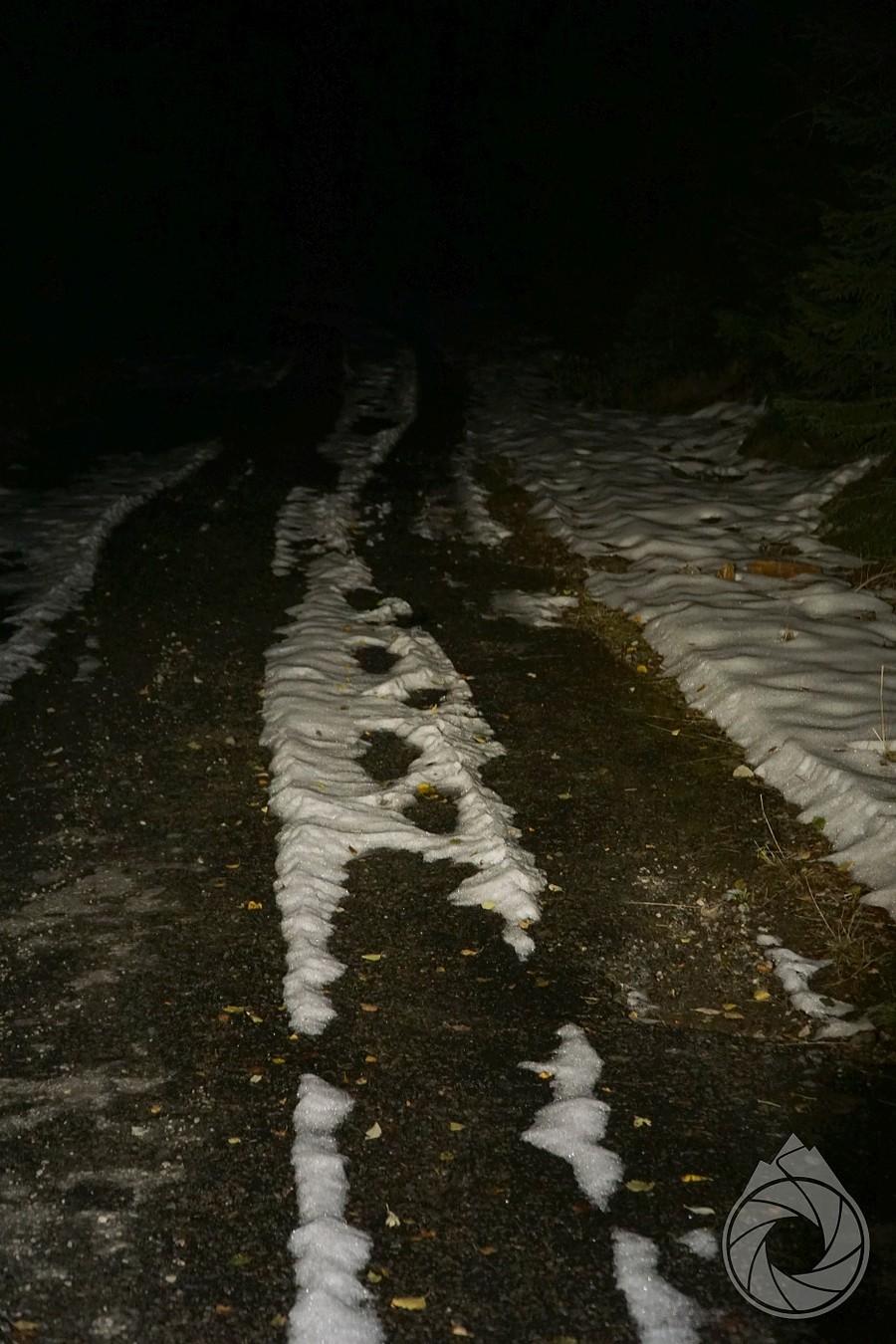 późny zjazd między śniegową pulpą