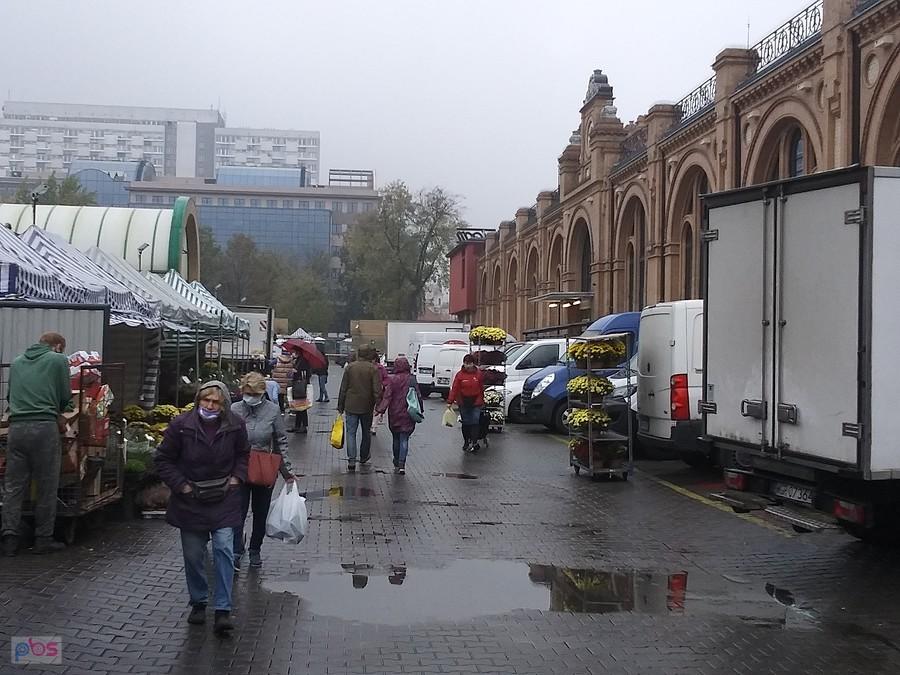 Na tyłach hali jest bazarek