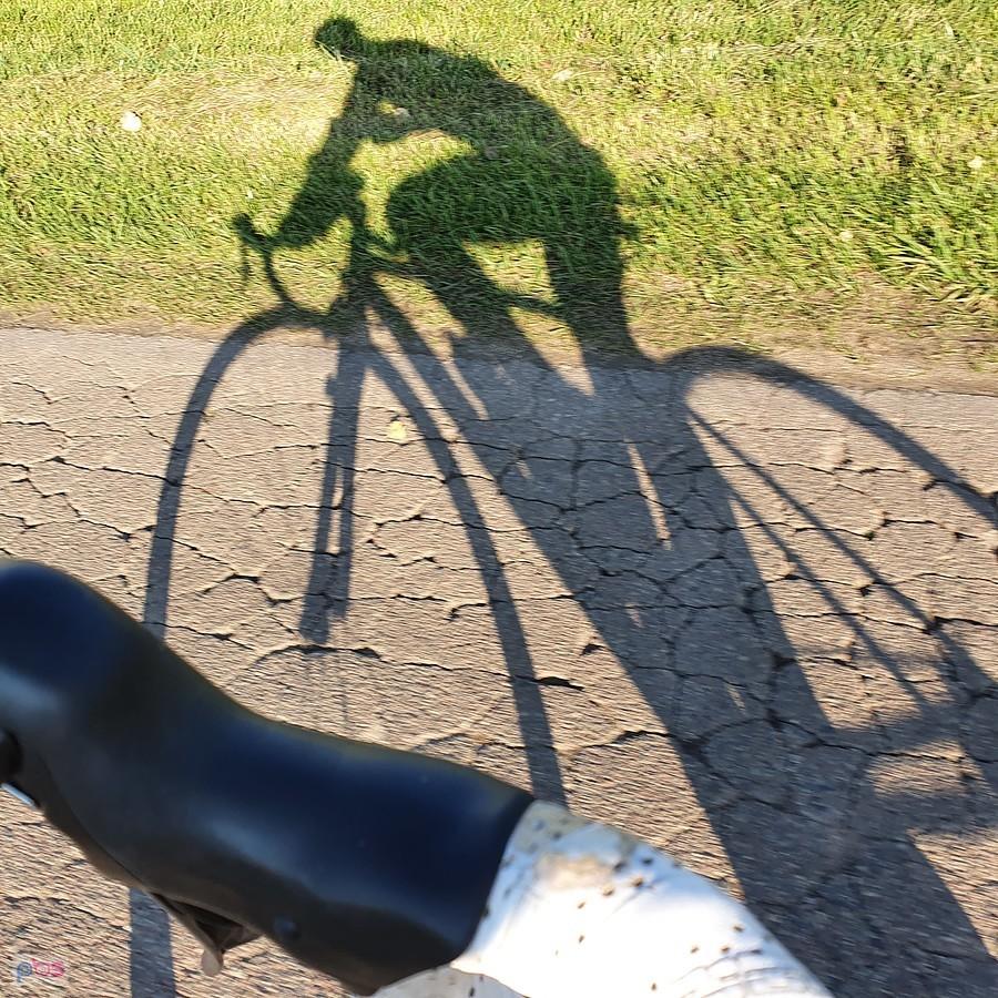 Cień jest moim przyjacielem, chce mu się zawsze wyjść na rower a najbardziej w słoneczny dzień :)