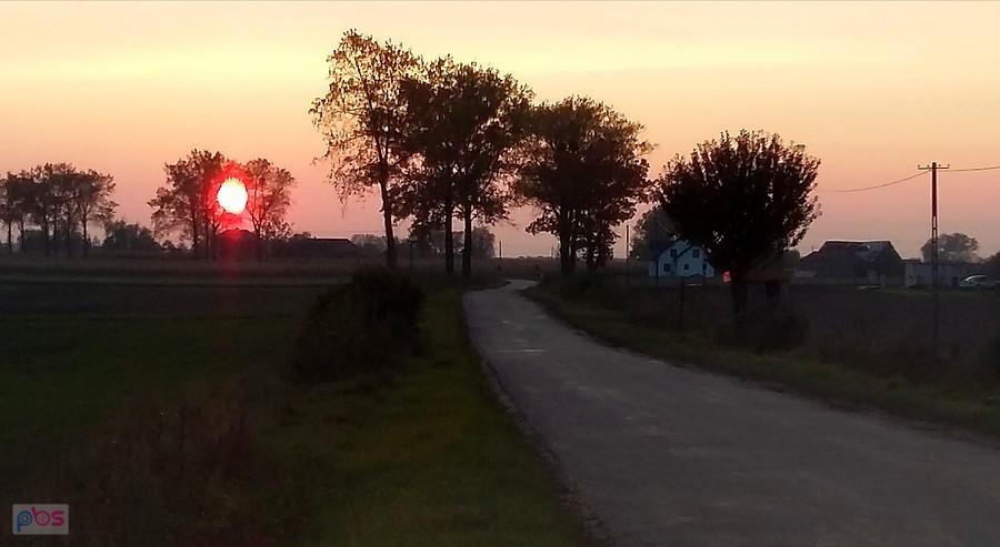 Ku zachodzącemu słońcu