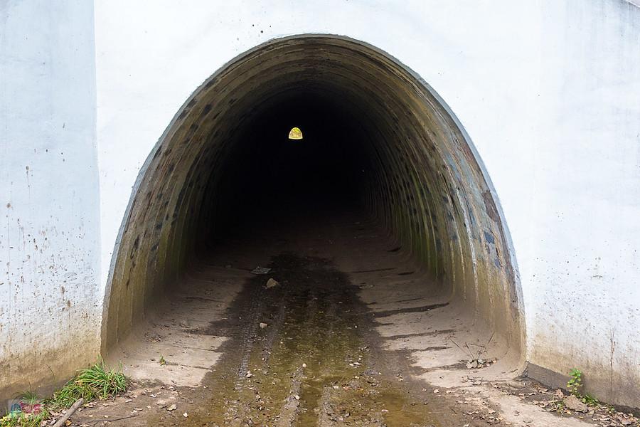 Długi i niski tunel pod ulicą Okradzionowską i linią D29-171 oraz łącznicą D29-661