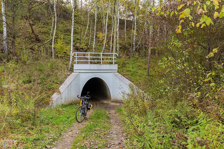 Długi i niski tunel pod ulicą Okradzionowską i linią D29-171 oraz łącznicą D29-661