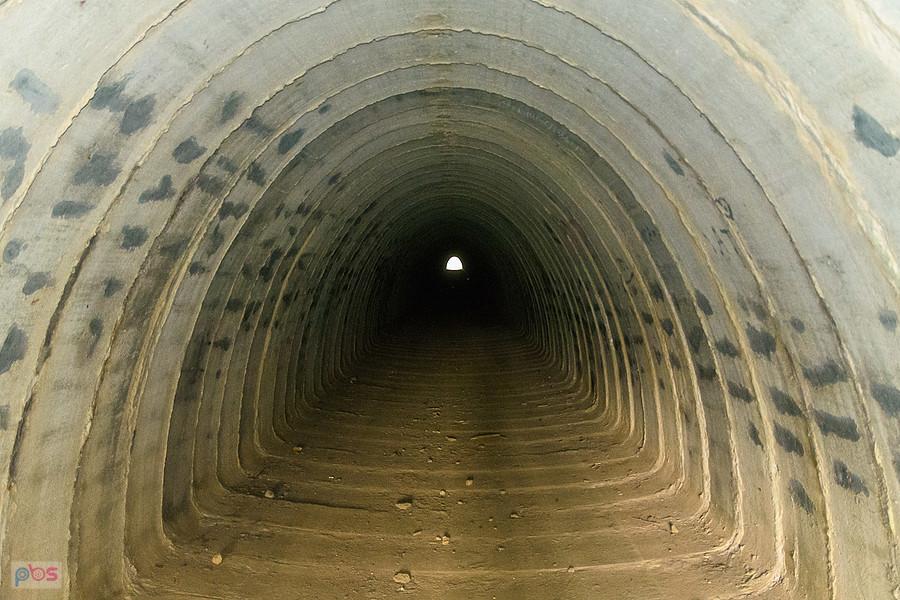 Długi i niski tunel pod ulicą Okradzionowską i linią D29-171 oraz łącznicą D29-661