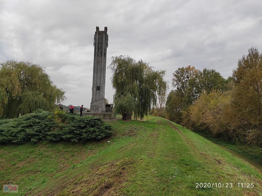 Śladów - niestety wszystkie zdjęcia frontu pomnika mam uszkodzone :-(