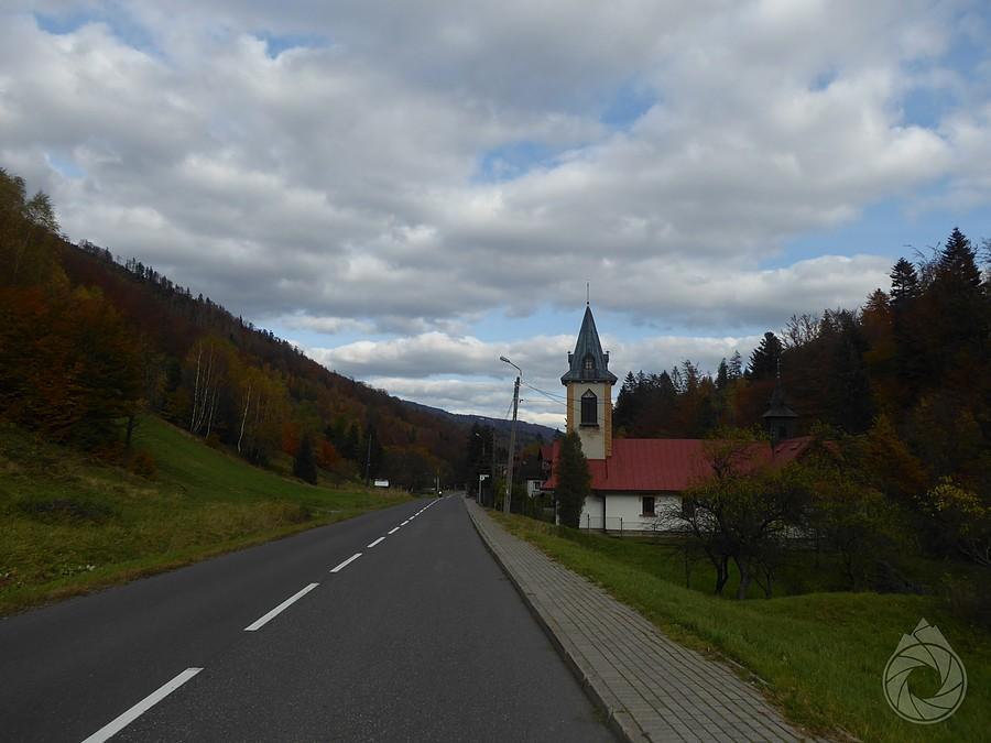 szczyrski kościółek przy drodze