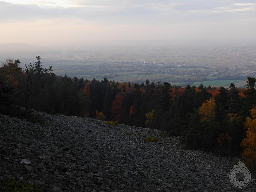 widok znad gołoborza w smog