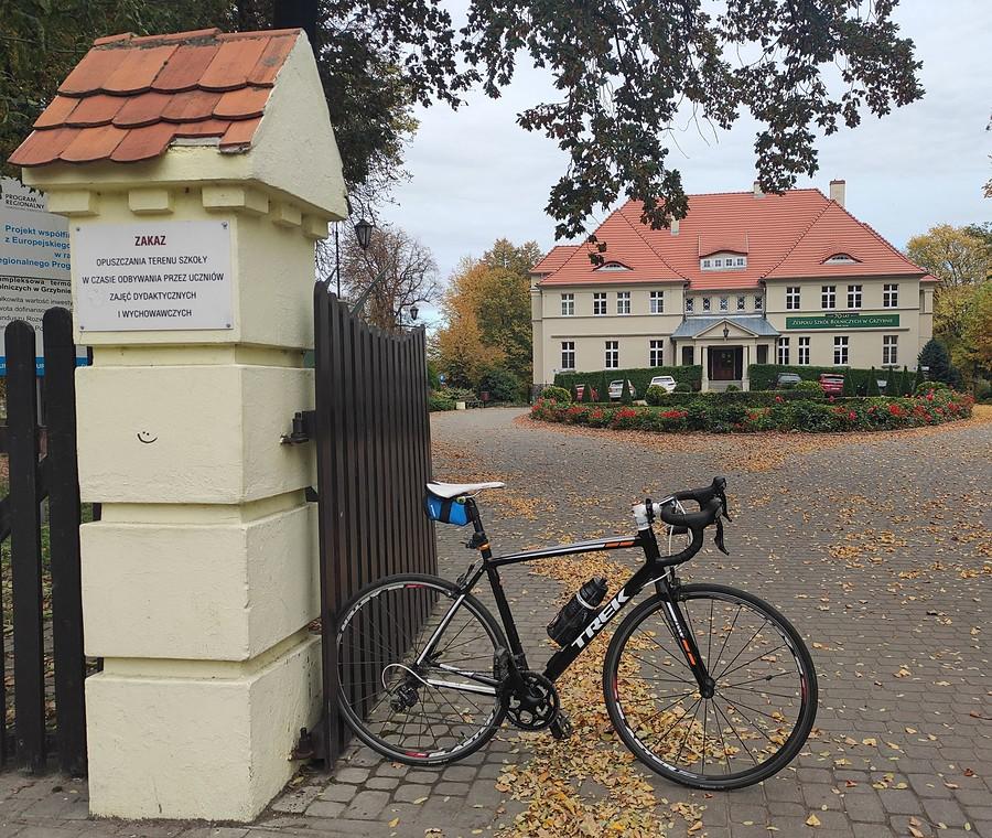Dworek w Grzybnie, aktualnie szkoła