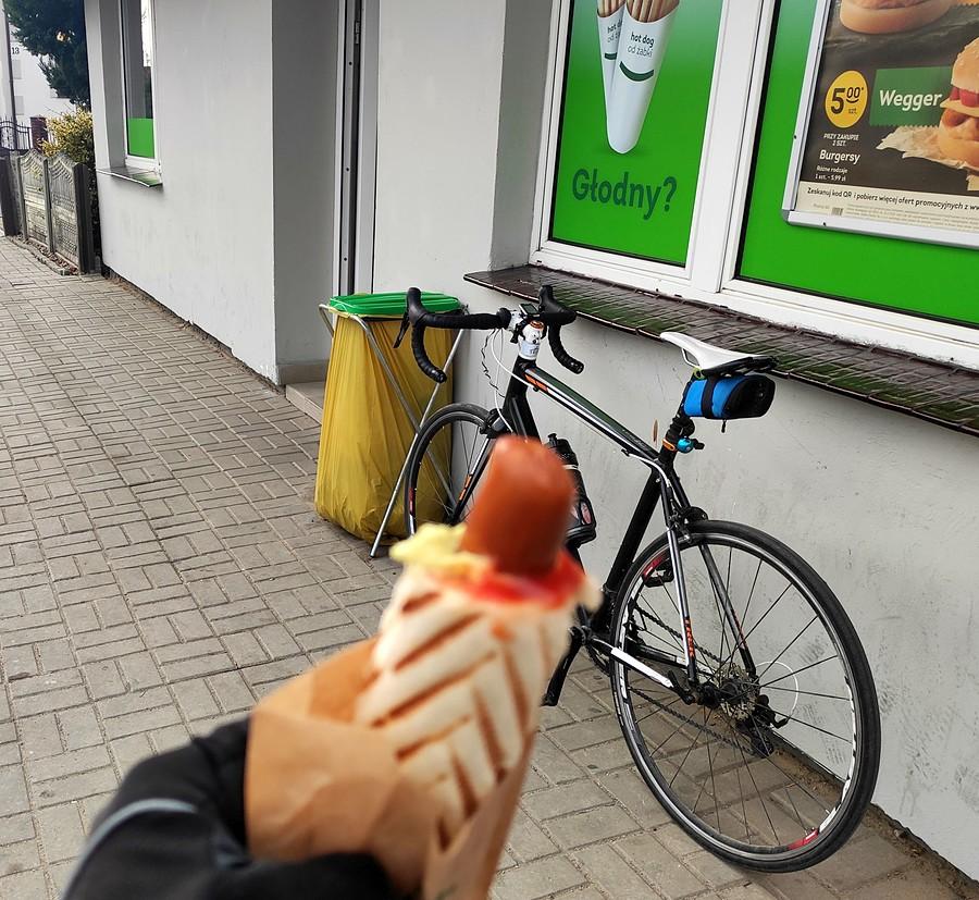 No głodny! Cześć i chwała Żabce za bezmięsne hot-dogi ;)