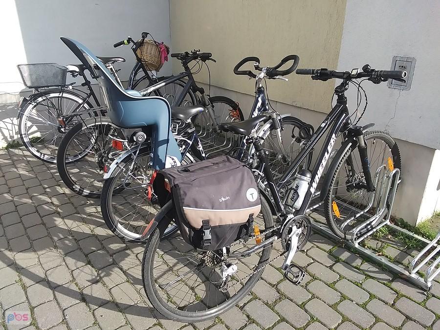 Na parkingu