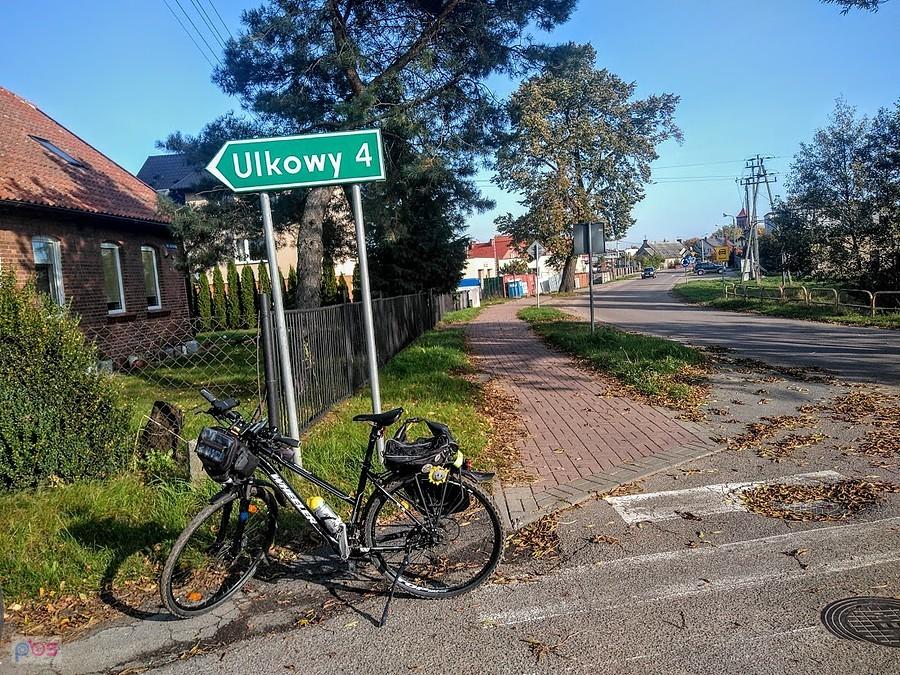 Rower zaparkowany na chodniku przy ulicy Ulkowy 4