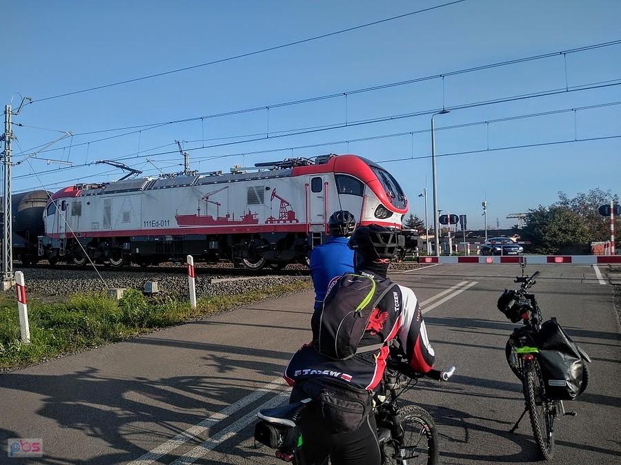 Pociąg elektryczny na przejeździe kolejowym