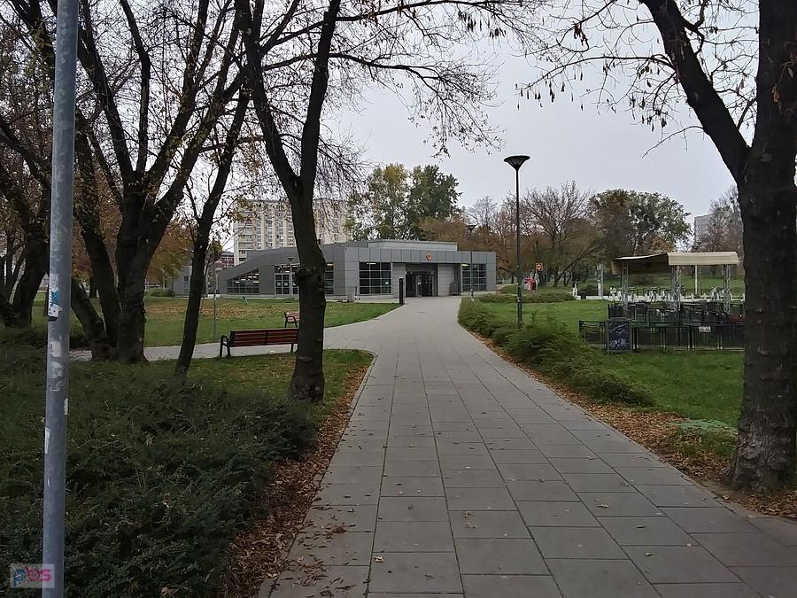 W oddali stacja Metro Słodowiec