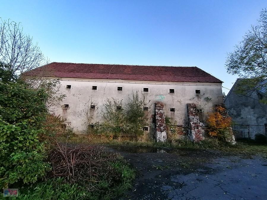 Spichlerz folwarku w Łubiu