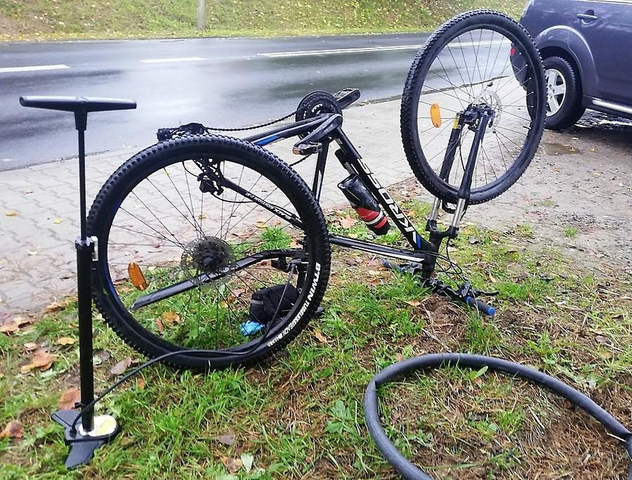 Jak pech to pech. Ale i szczęście - pompka gigant udostępniona przez kierowcę-kolarza :)