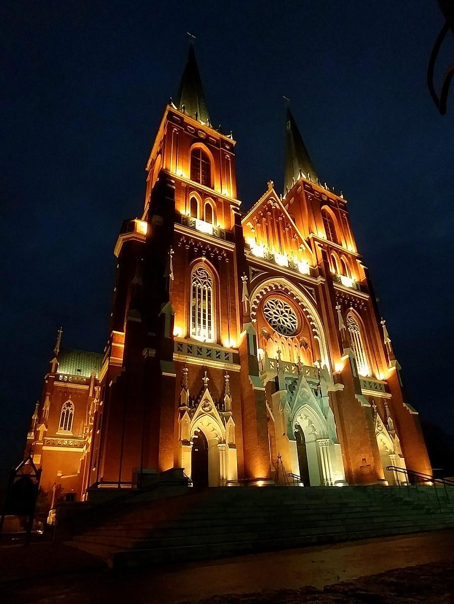 Częstochowska katedra w wieczornej iluminacji.