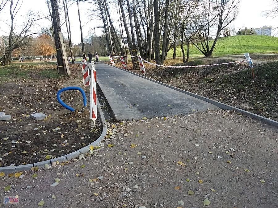 Alejki w parku będą asfaltowe. Po co?