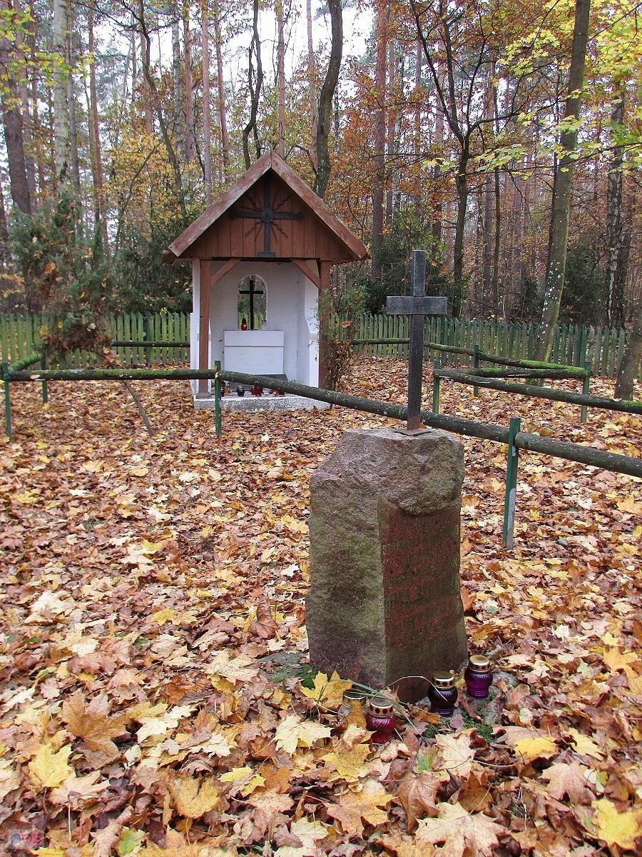 Trzebień - kamień nagrobny Otto Schrodera