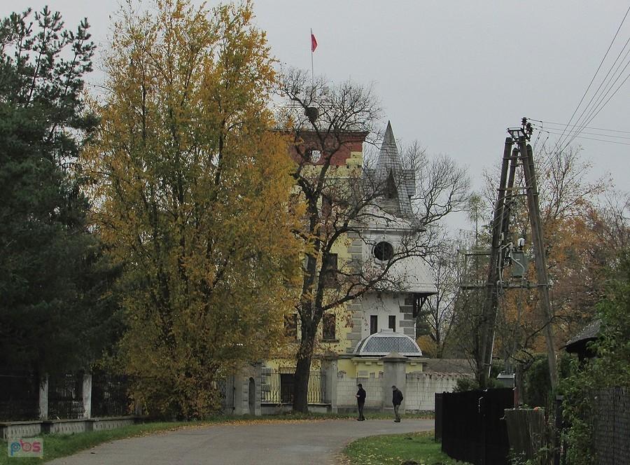 Odbudowywany XIX wieczny eklektyczny pałac w Trzebieniu, ale lepiej nie pokakzywac go z bliska, jest koszmarny