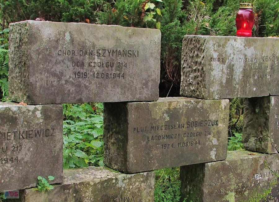 Studzianki Pancerne - przy krzyżu na kamieniach wyryte nazwiska poległych czołgistów