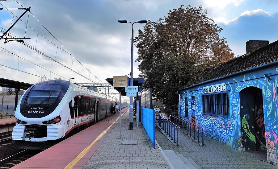SA139 jadący do Wolsztyna stoi na niebieskiej stacji Poznań Dębiec