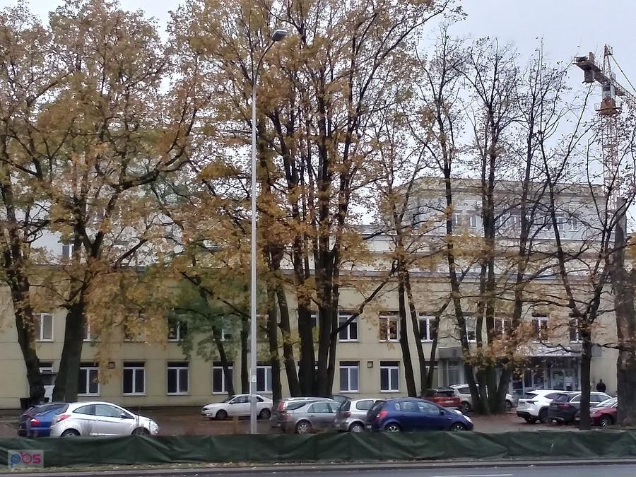 Szpital Bielański zza drzew