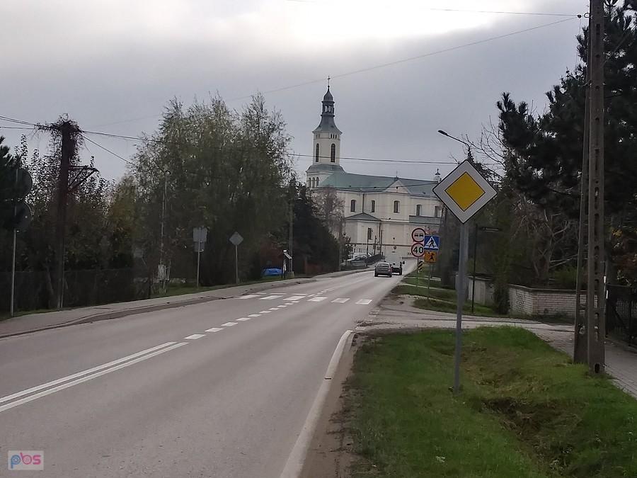 Stąd ładnie widoczny kościół w Starych Babicach