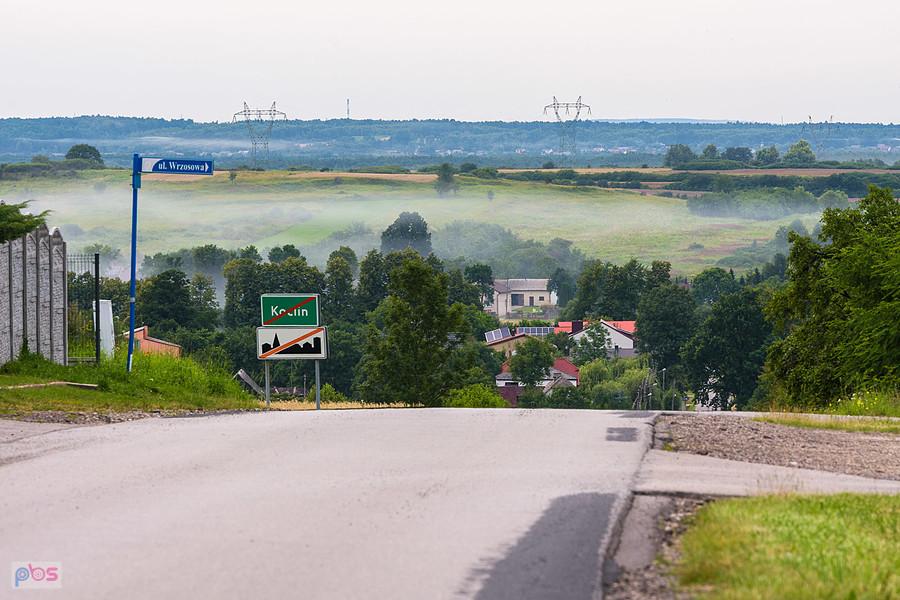 Koclin - droga w kierunku wsi Osiek, w pierwszej chwili myślałem, że w oddali widać mgłę... ale latem?