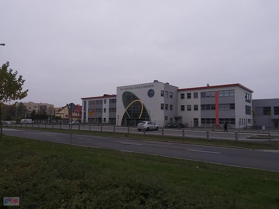 Słoneczna szkoła w pochmurny dzień