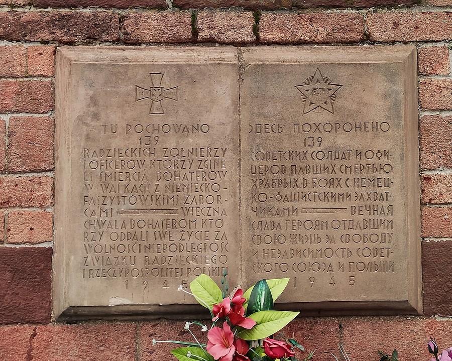 Tablica pamiątkowa ku czci 139 żołnierzy radzieckich poległych podczas walk II WŚ, Poznań Głuszyna