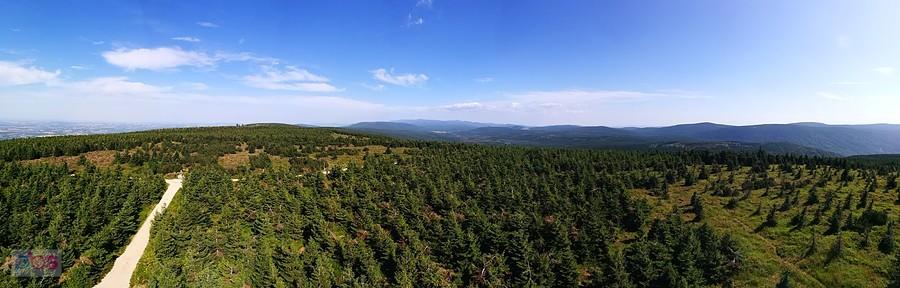 Widok z wieży na Smrku