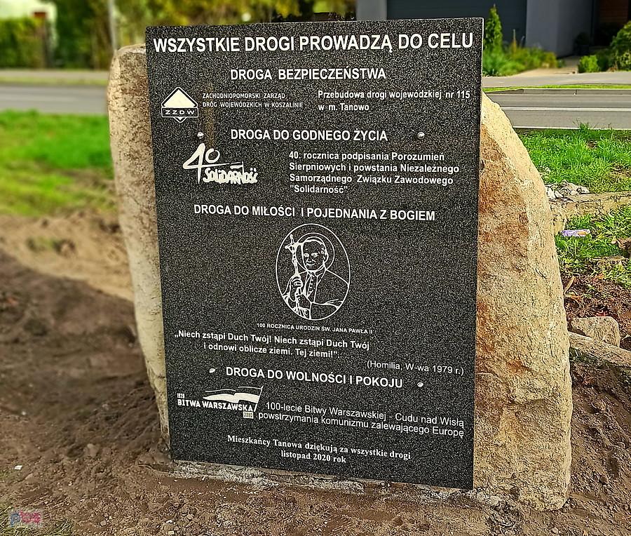 Pamiątkowa tablica w centrum Tanowa.