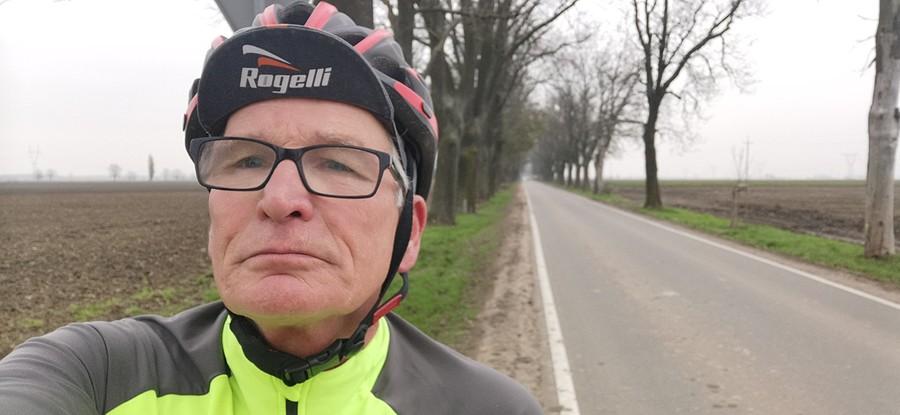Autoportret z drogą w tle