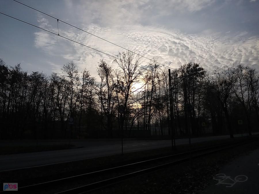 Słoneczko próbuje wygrzebać się z chmur