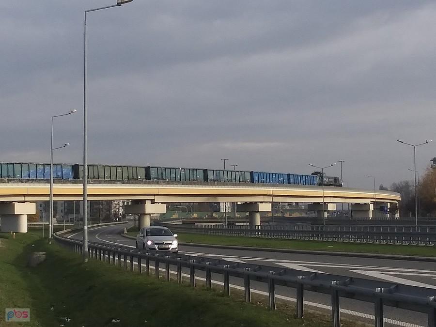 Pozuje do zdjęcia, czy się zepsuł. Stał na wiadukcie