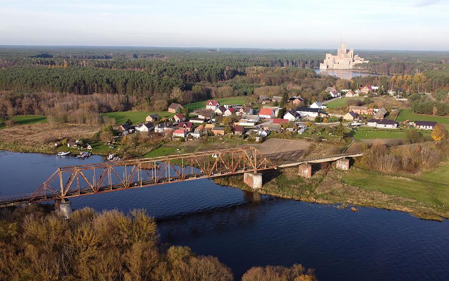 Wiekowy wiadukt w Stobnicy i "nieszczęsny" zamek w oddali